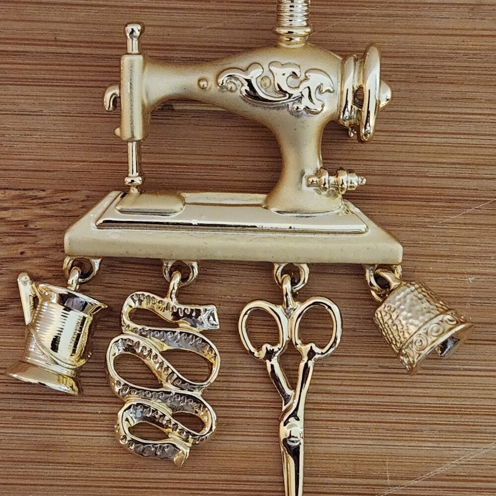 Danecraft Vintage Brooch Sewing Machine with charms Matte Gold Shiny Gold Pin